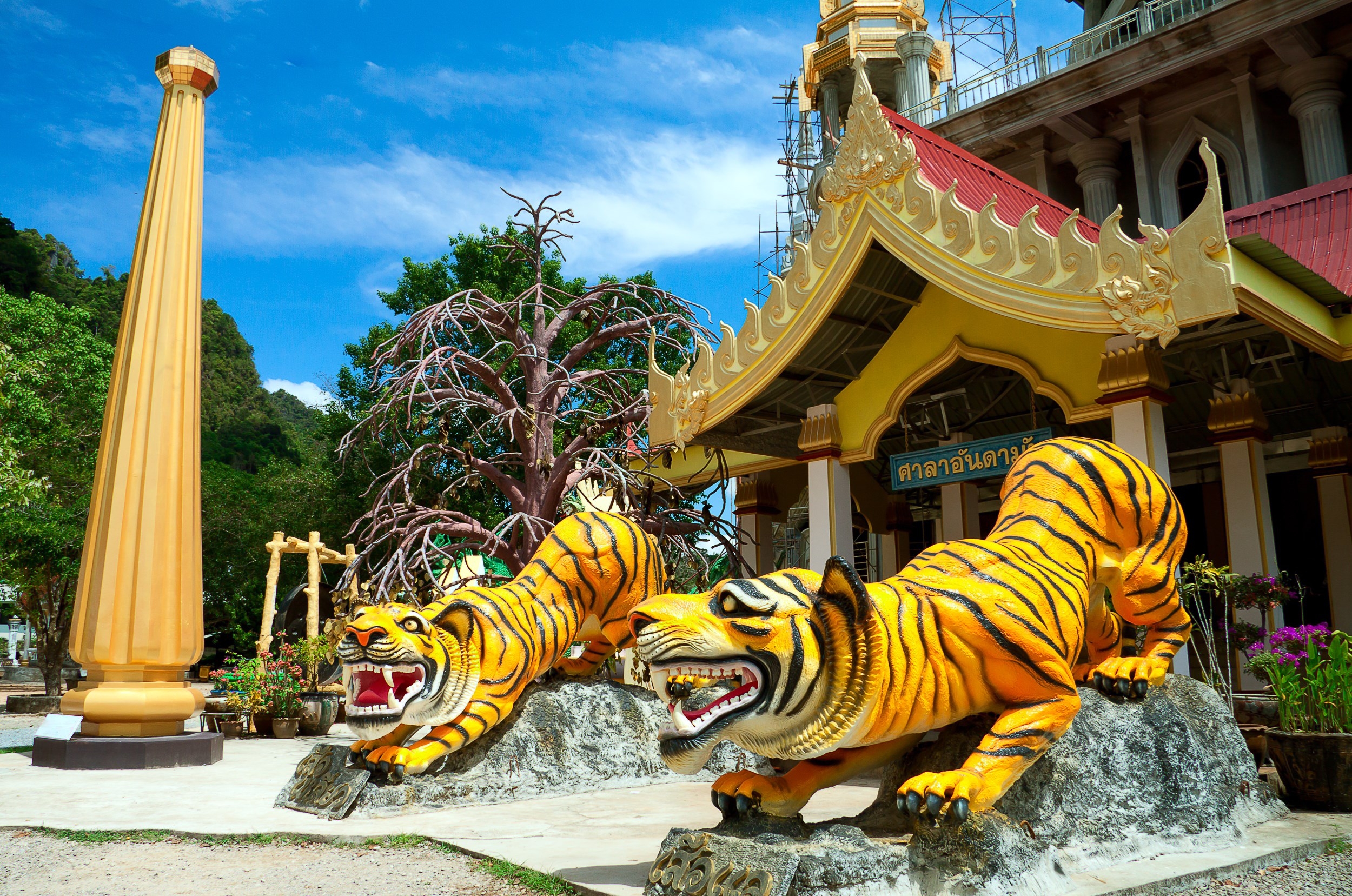 Chedi at the Tiger Cave Temple , Krabi , South of Thailand