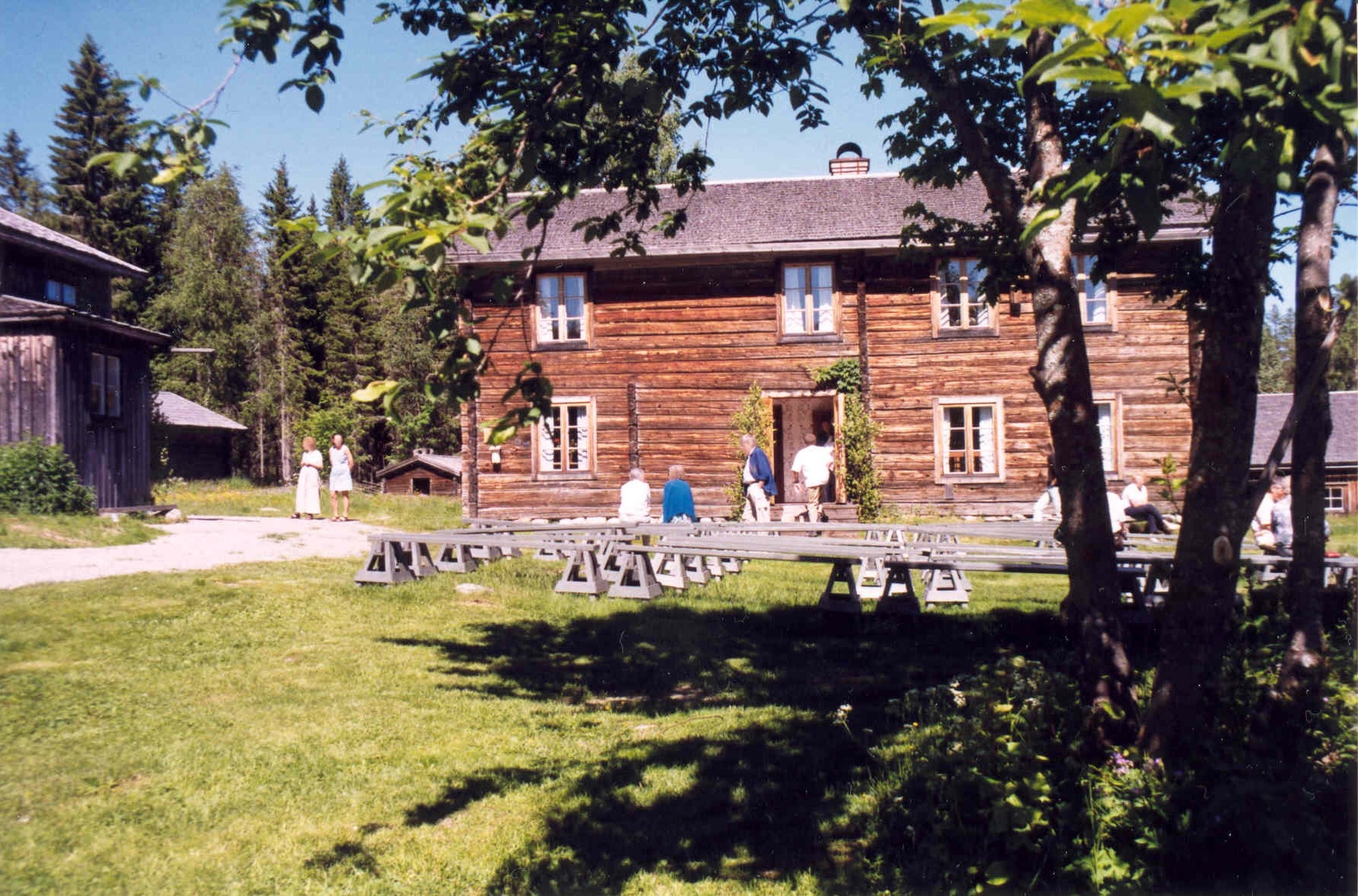 a red building in Gudmundstjärn