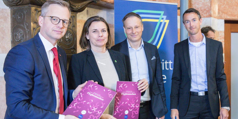 Representatives from the Swedish aviation business handing over a document Representatives from the Swedish aviation business handing over a document