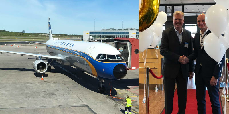 Flygplan på flygplats och två män som firar Luftahansa 60 år Flygplan på flygplats och två män som firar Luftahansa 60 år