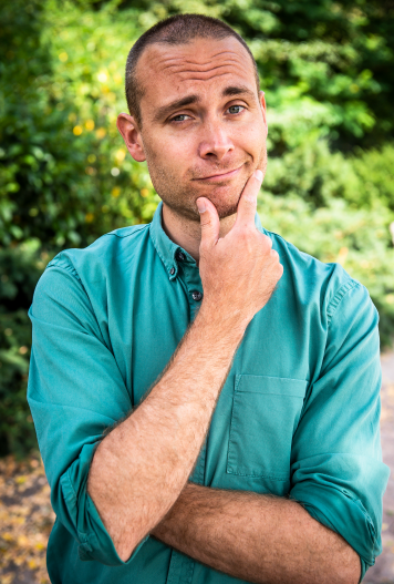 The comedian Jesper Rönndahl standing in front of trees The comedian Jesper Rönndahl standing in front of trees