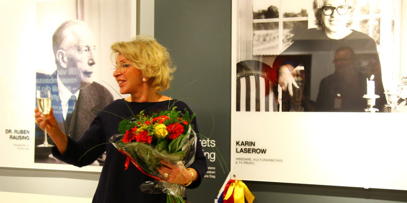 Karin Laserow at her photo at the exhibition Welcome to my hometown at Malmö Airport Karin Laserow at her photo at the exhibition Welcome to my hometown at Malmö Airport