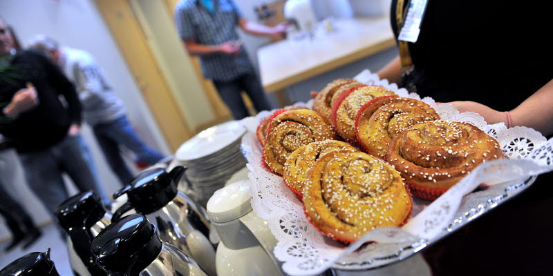 A person holds a tray of buns in a conference room A person holds a tray of buns in a conference room