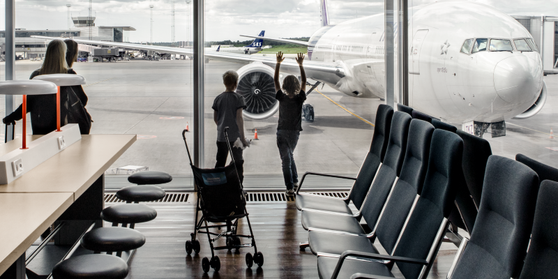 Seats with electrical outlets at windows with an aircraft outside at Arlanda terminal 5 Seats with electrical outlets at windows with an aircraft outside at Arlanda terminal 5