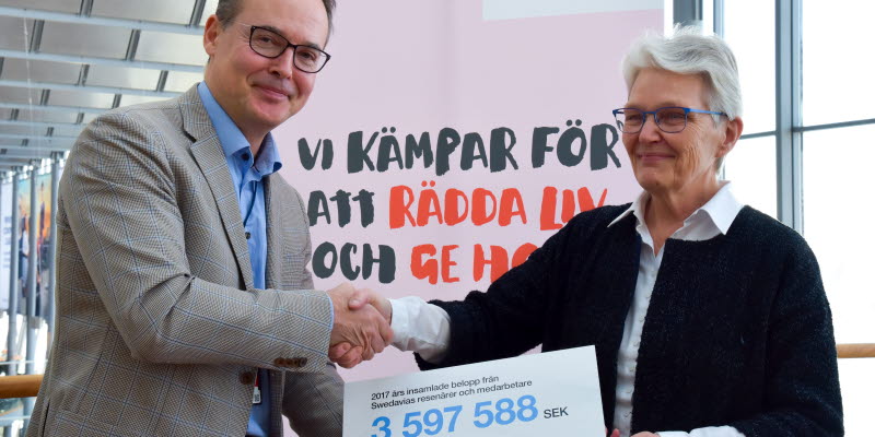 Swedavia's CEO Jonas Abrahamsson handed over the check of SEK 3.6 million to the Swedish Red Cross's chairman Margareta Wahlström. Swedavia's CEO Jonas Abrahamsson handed over the check of SEK 3.6 million to the Swedish Red Cross's chairman Margareta Wahlström.