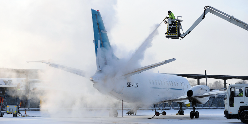 Defrosting Defrostning of an airplane